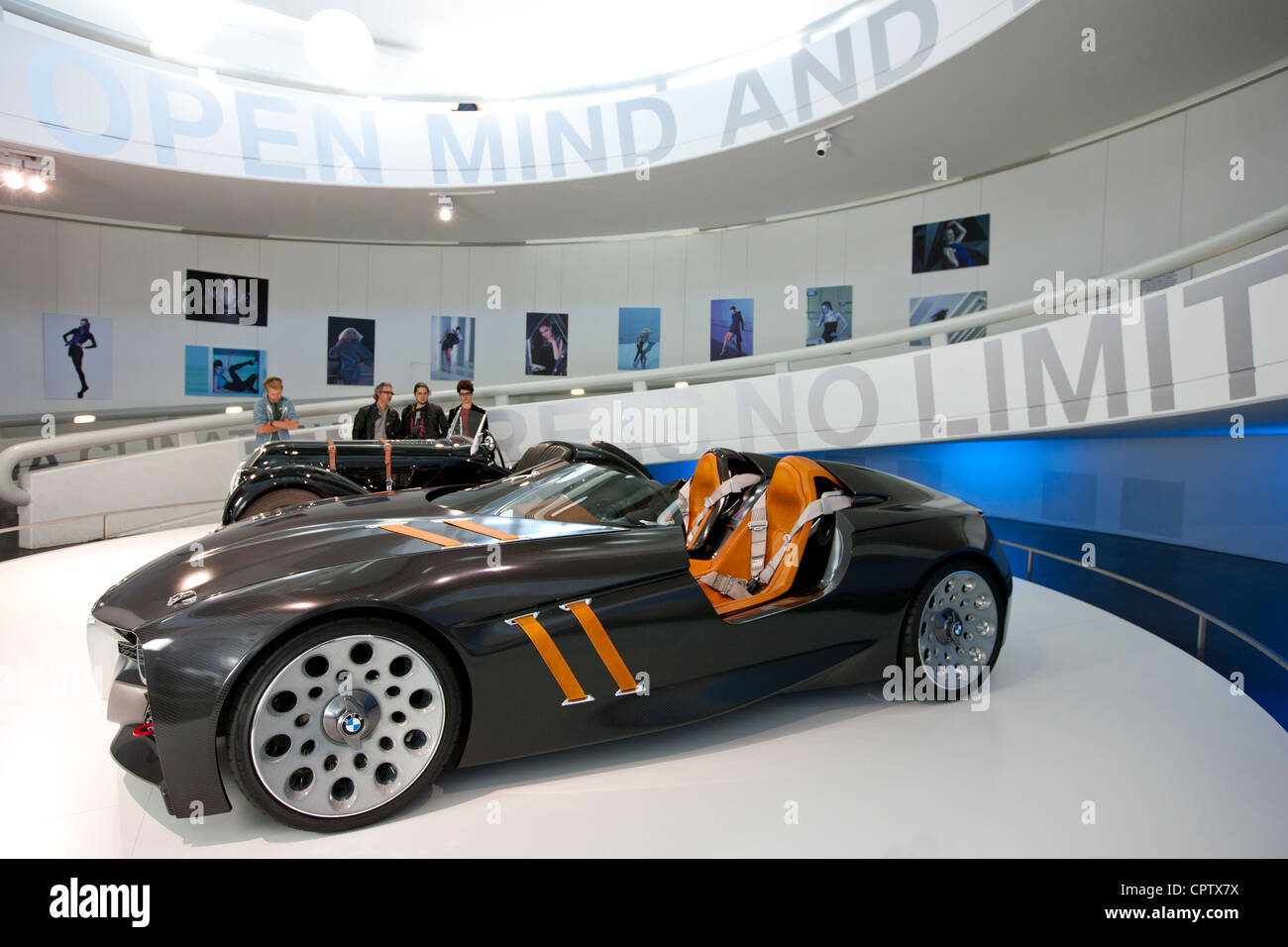 Concepto de coche deportivo BMW en exhibición en el museo de BMW y la sede en Munich, Baviera, Alemania Foto de stock