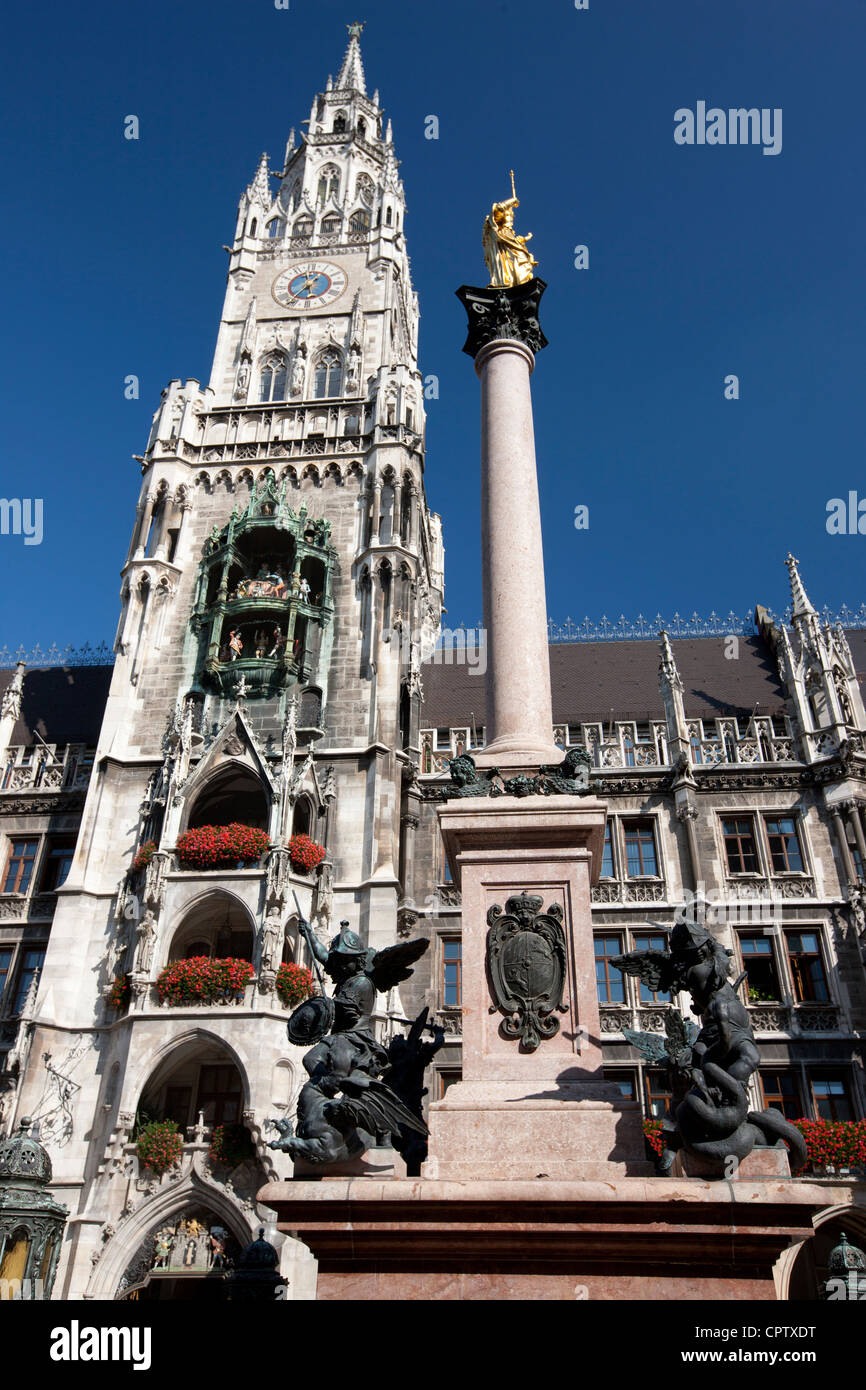 El Rathaus ayuntamiento, Glockenspiel y monumento a Marienplatz, en el centro de Munich, Baviera, Alemania Foto de stock