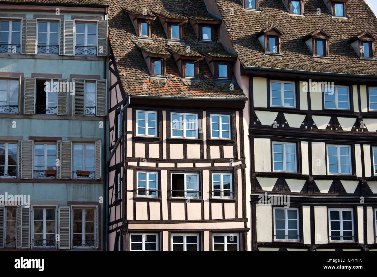 La arquitectura medieval tradicional de madera canalside edificios por canal de navegación en Estrasburgo ciudad vieja Alsace Francia Foto de stock