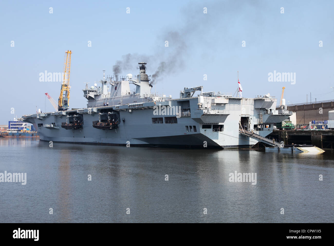 Buque de asalto anfibio HMS Ocean de la Royal Navy se ve dentro del puerto de Sunderland en el río del noreste de Inglaterra de desgaste Foto de stock