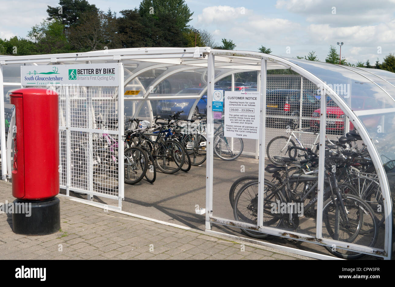 Ciclo designado zona de aparcamiento cubierto. Bristol Parkway Railway Station, Foto de stock