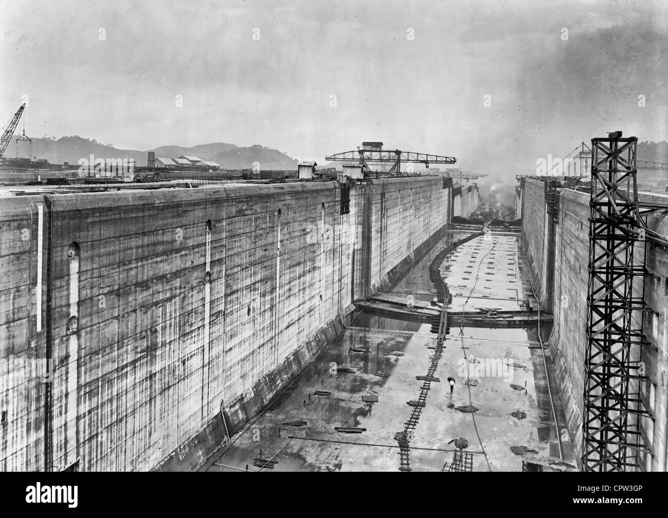 Mirando a través de los bloqueos antes de gates fueron colocados, Zona del Canal de Panamá, circa 1912 Foto de stock