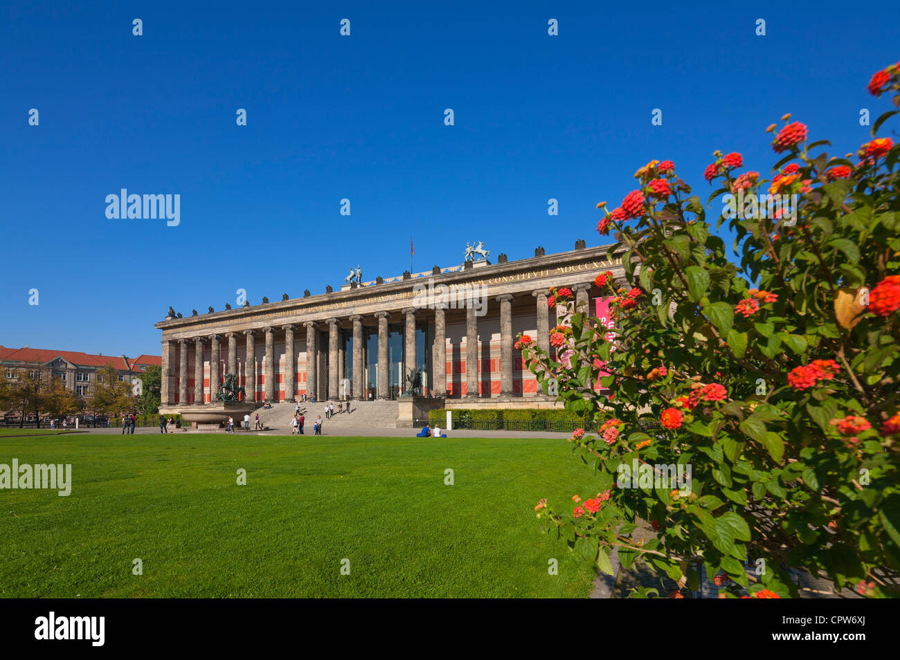 Altes Museum y Lustgarten, forma parte del Patrimonio Mundial de la UNESCO "Museum Island'en Berlín con flores. Foto de stock