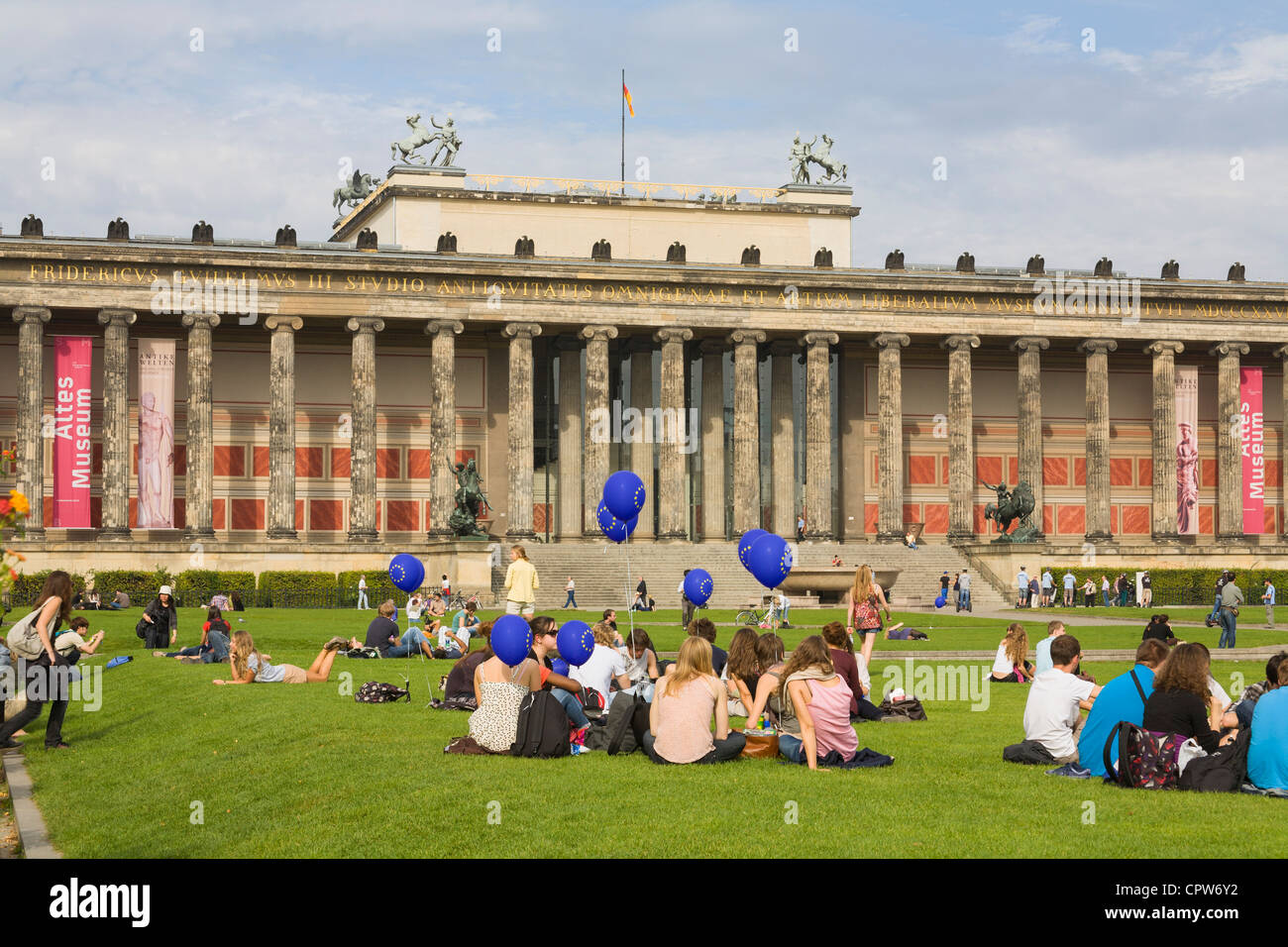 Los jóvenes con globo en Lustgarten delante del Altes Museum de Berlín, forma parte del Patrimonio Mundial de la UNESCO "Museum Island' Foto de stock