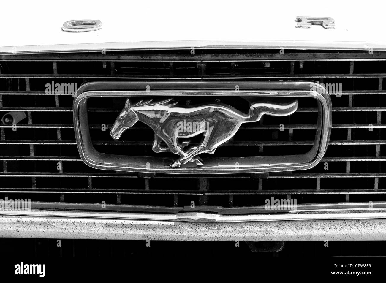 El emblema Ford Mustang (Blanco y Negro), Foto de stock