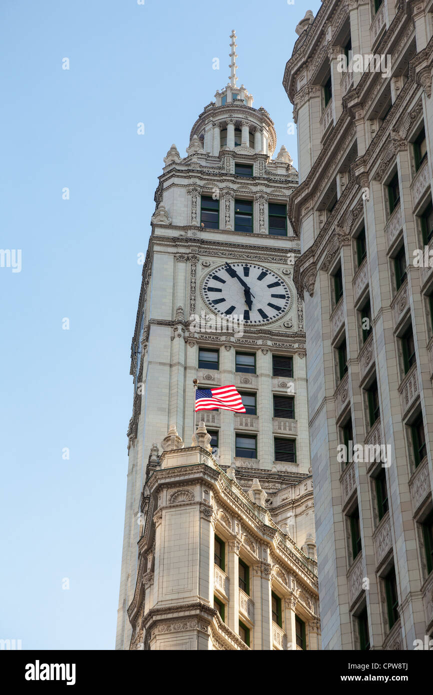 La parte superior del Wrigley Building en Chicago en perspectiva toma desde abajo Foto de stock