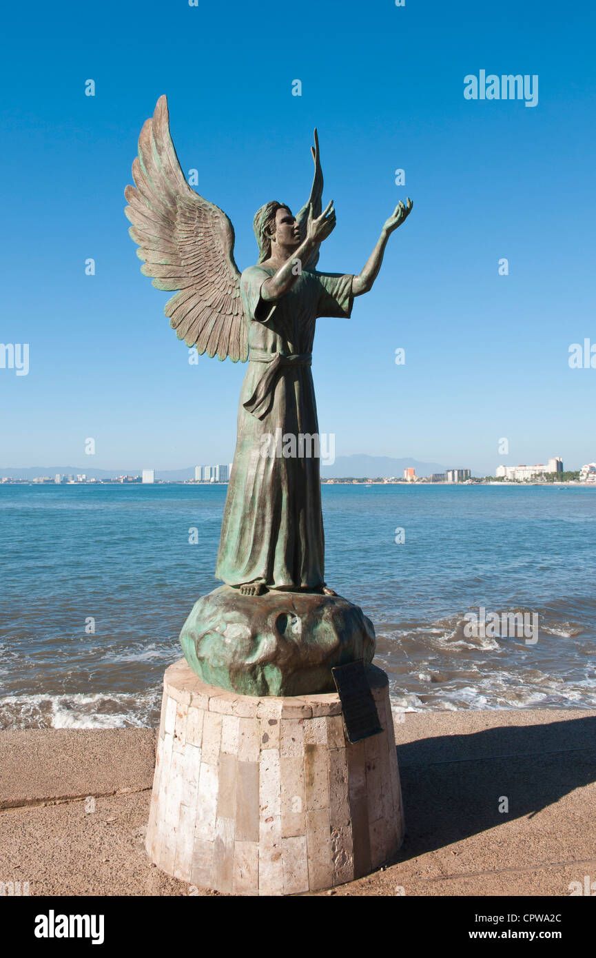 México, Puerto Vallarta. Ángel de la esperanza y mensajera de la paz,  escultura en el Malecón, Playa Los Muertos, Puerto Vallarta, México  Fotografía de stock - Alamy