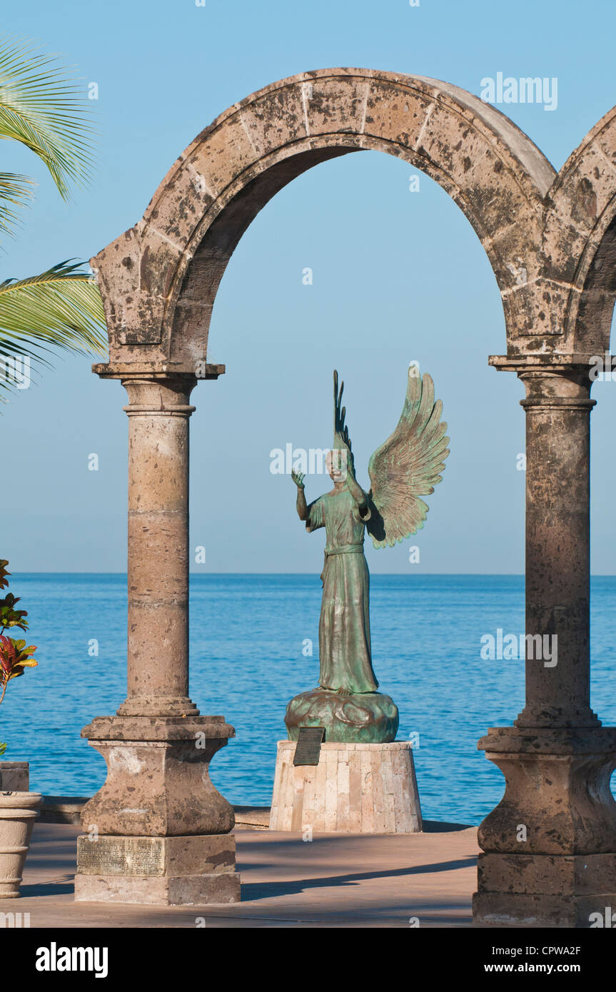 México, Puerto Vallarta. Los Arcos y Ángel de la esperanza y mensajera de  la paz, escultura en el Malecón, Playa Los Muertos, Puerto Vallarta, México  Fotografía de stock - Alamy