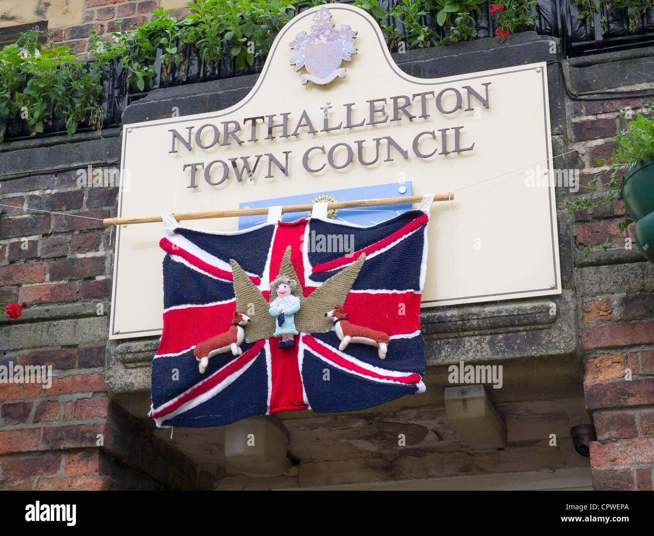 Bombardeo de hilados decorar lugares públicos con objetos tejidos corgis de la reina y una bandera de unión en las oficinas del Consejo de Northallerton Foto de stock