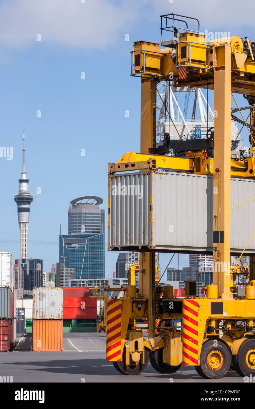Un straddle carrier mover un contenedor en el muelle en el puerto de Auckland, Foto de stock