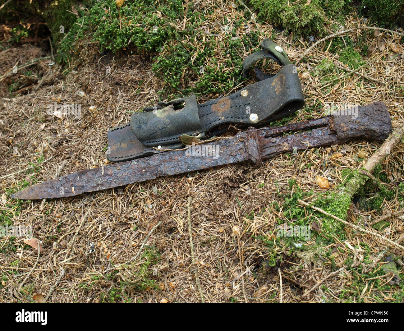 Bayoneta antigua / cuchilla y funda de la Segunda Guerra Mundial / altes bayoneta vom Zweiten Weltkrieg Foto de stock