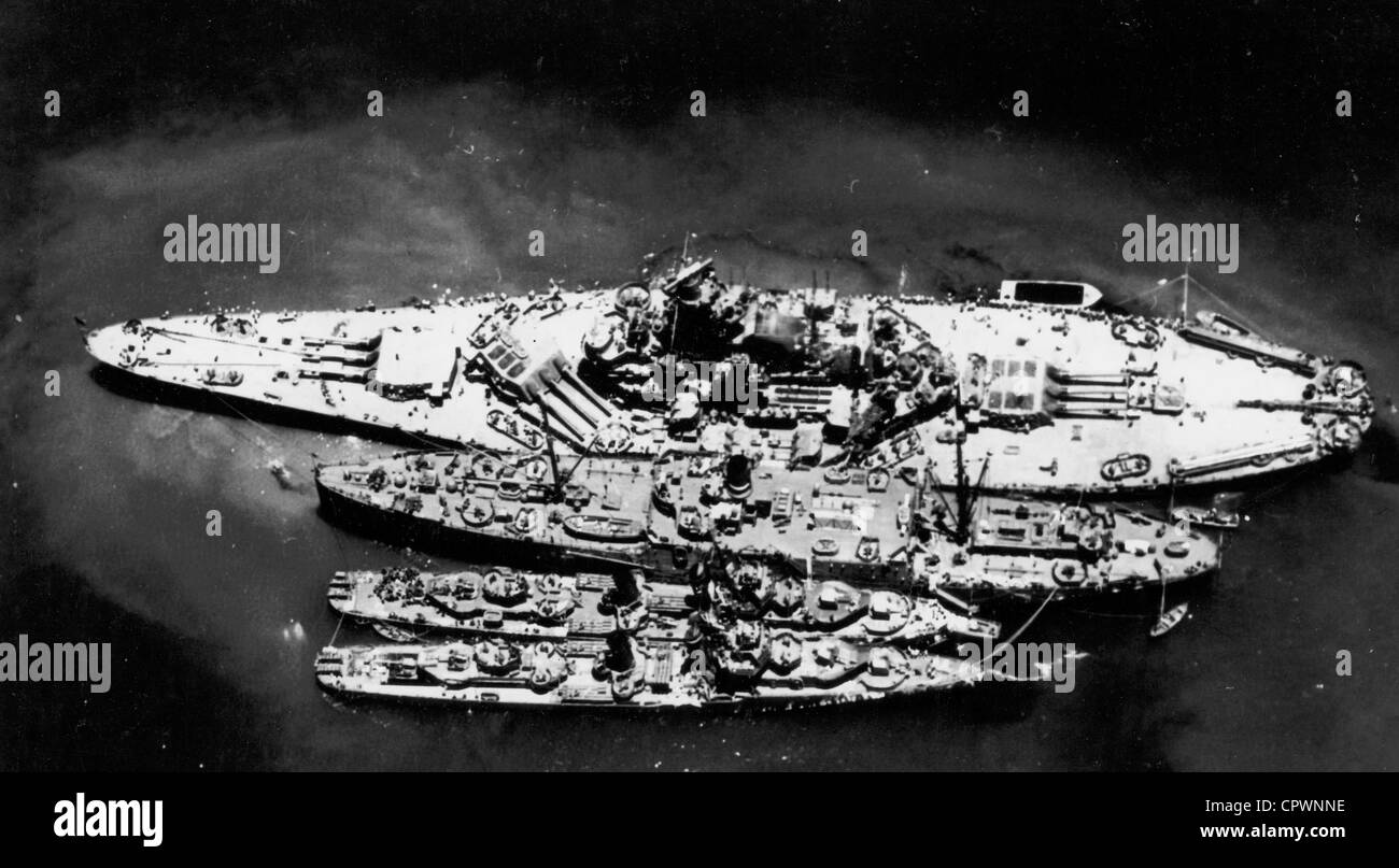 La Marina estadounidense el acorazado USS South Dakota (BB-57) y dos destructores, junto con la reparación del buque USS Prometeo (AR-3) para reparaciones Foto de stock
