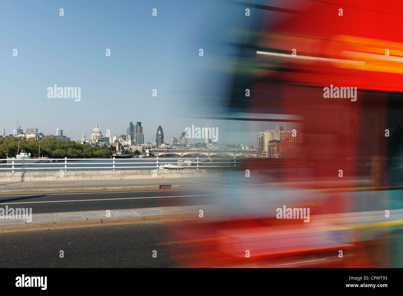 Velocidad del tráfico a lo largo de Waterloo bridge con el horizonte de la ciudad de Londres detrás Foto de stock