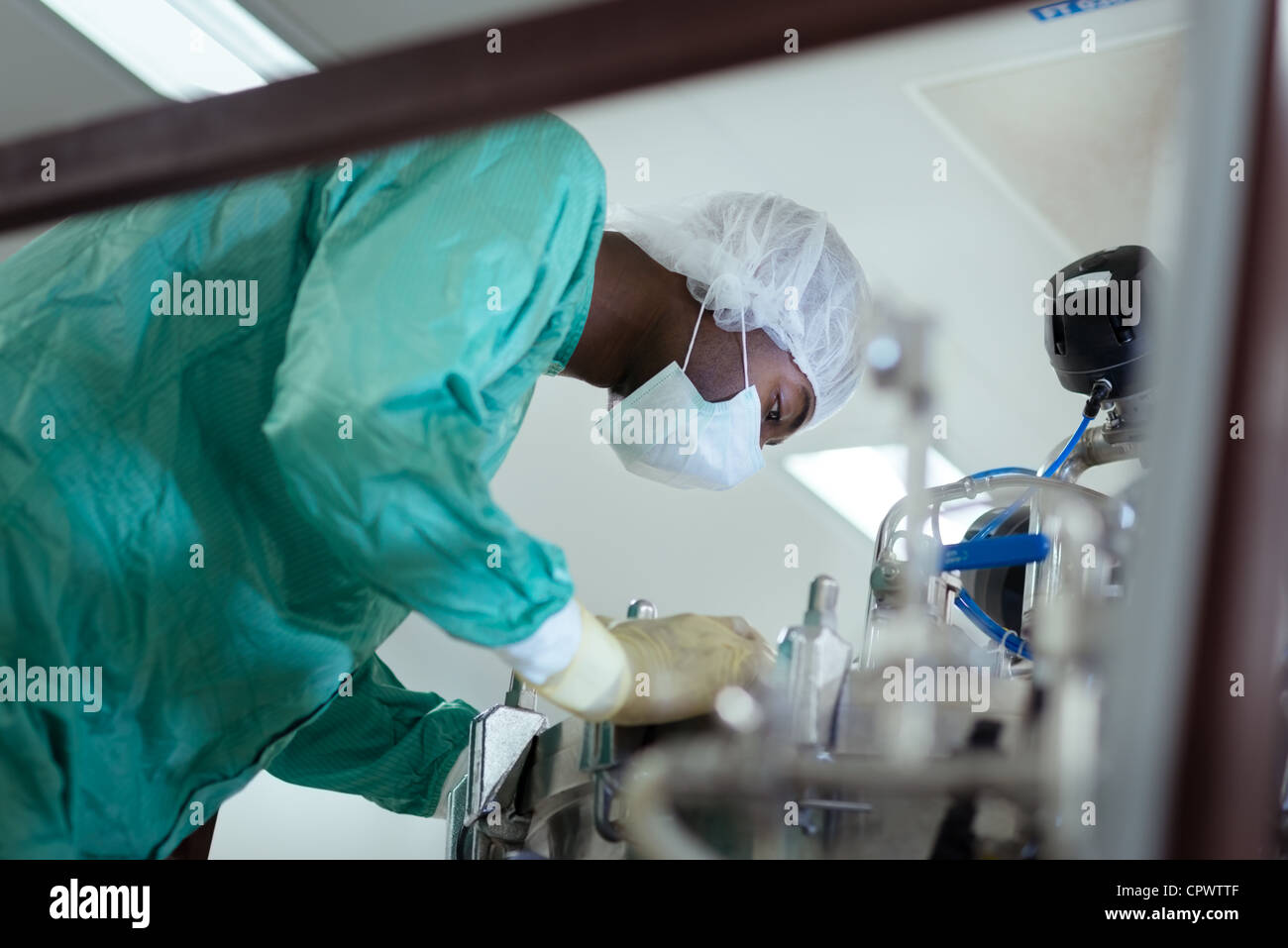 Técnico de laboratorio en el lugar de trabajo como investigador en la industria biotecnológica con equipos de precisión Foto de stock