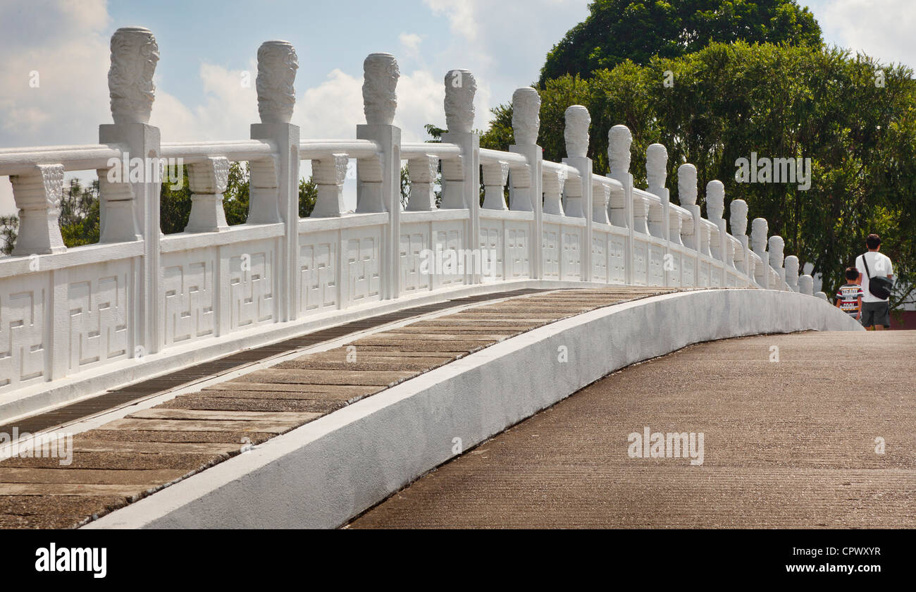 El "Pai Hung Ch'iao', el puente arco iris blanco, 13-Puente de arco, jardín chino de Singapur. Foto de stock
