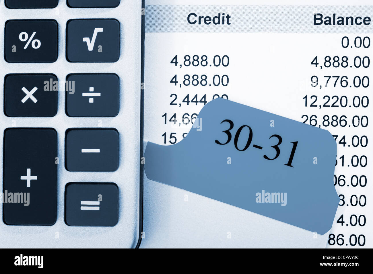 Tarjeta de índice con 30-31 para finales de mes, hoja de la cuenta y calculadora, en tono azul. Foto de stock