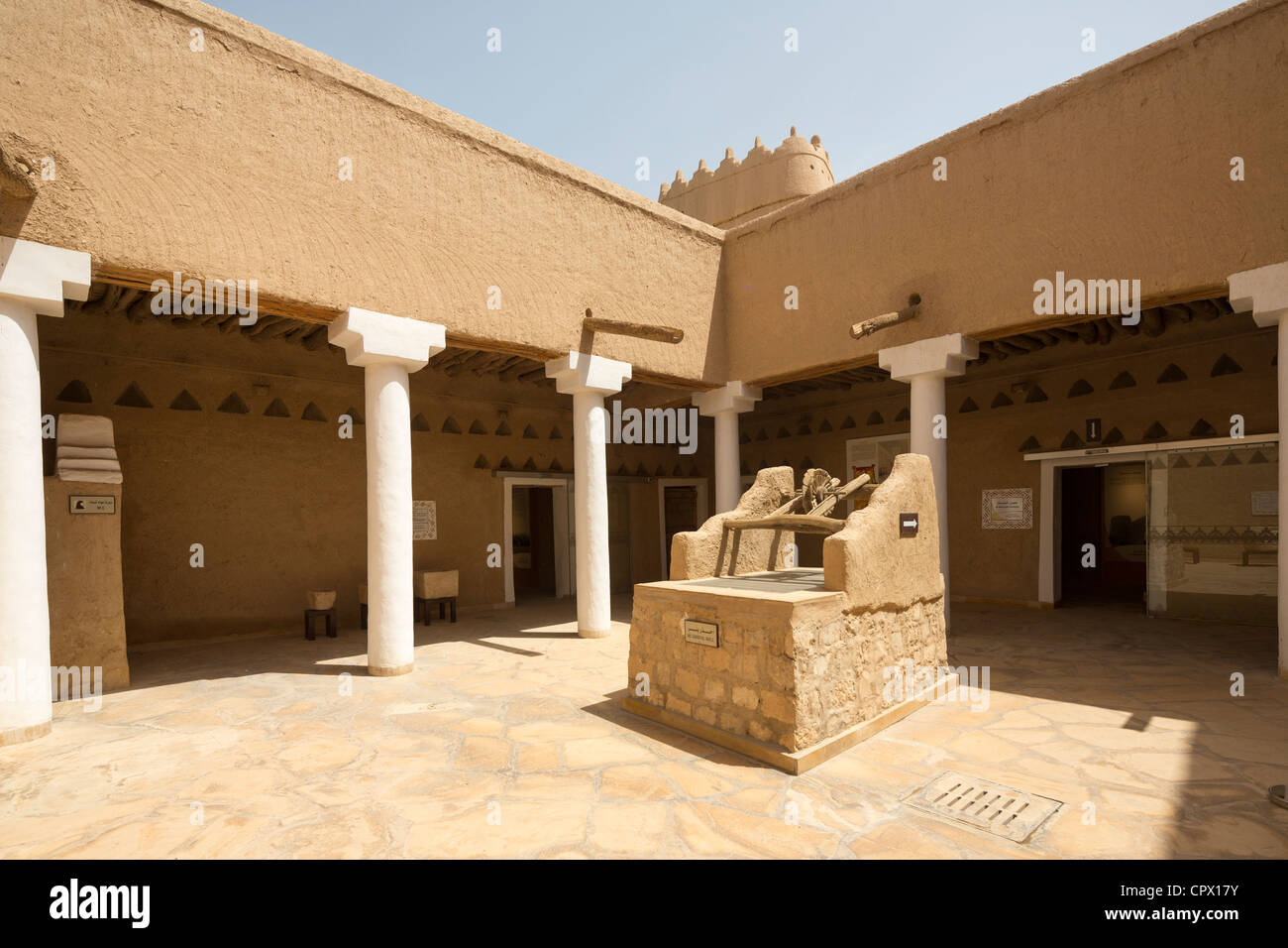 El patio, el Masmak Fort, el centro histórico, Riyadh, Arabia Saudita Foto de stock