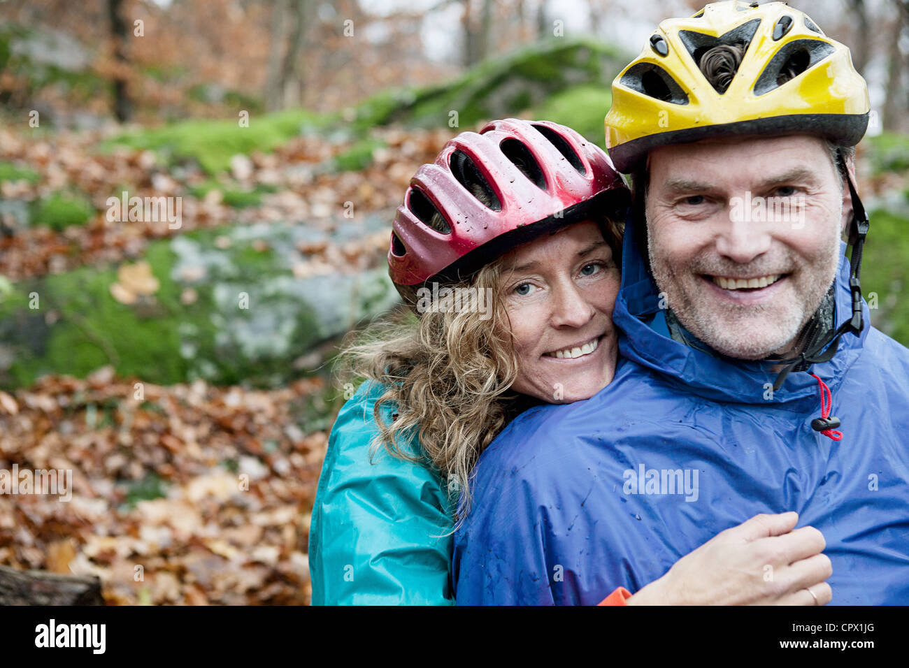 Hombre con casco de ciclismo fotografías e imágenes de alta resolución -  Alamy