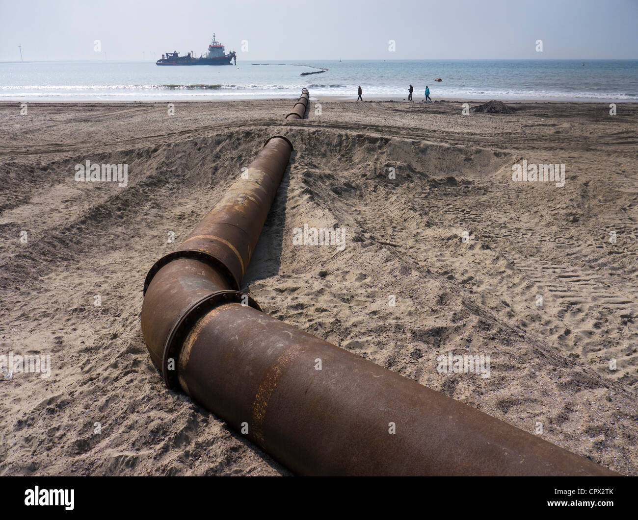 Reposición de arena en una playa del Mar del Norte holandés para prevenir la erosión costera Foto de stock