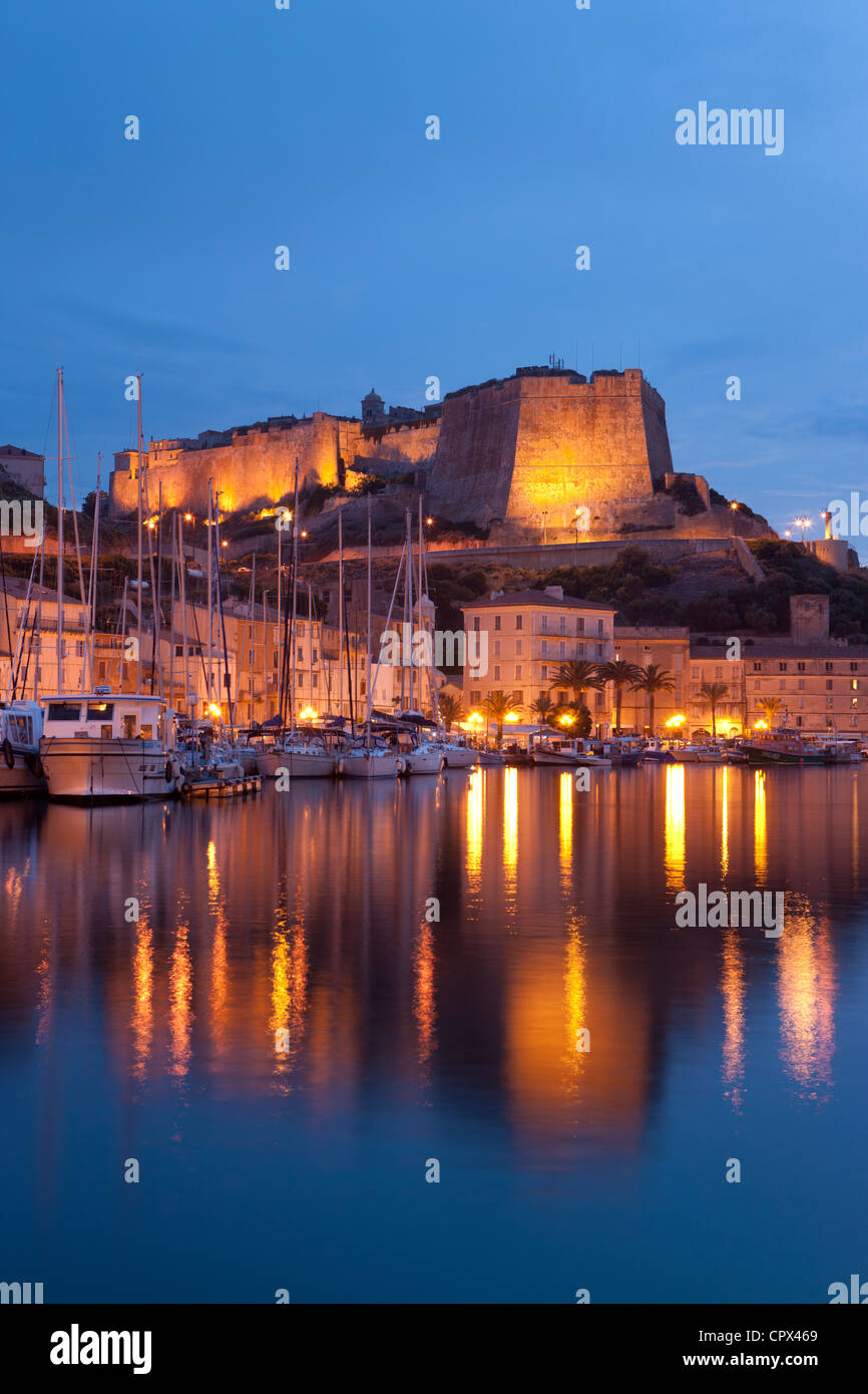 El puerto y la ciudadela en la noche, Bonifacio, Córcega, Francia Foto de stock