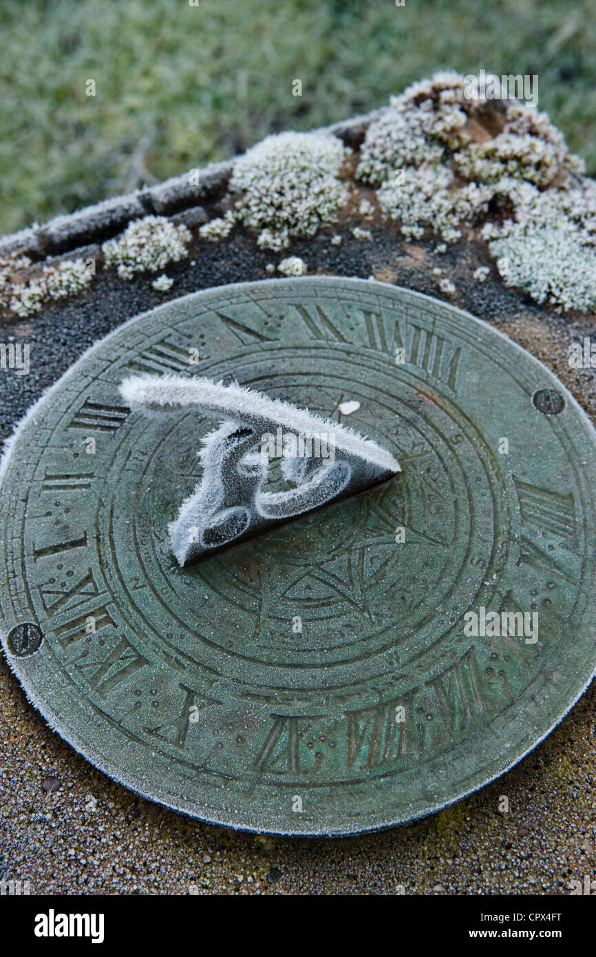 Frost en el reloj de sol en nuestro jardín, Somerset, Inglaterra, Reino Unido. Foto de stock