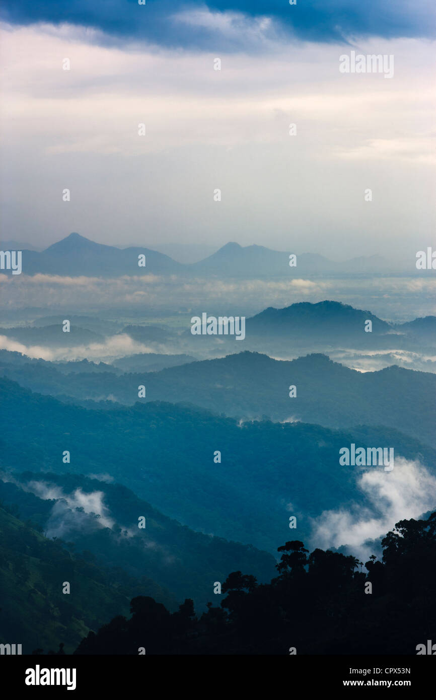 La brecha de ella al anochecer, al sur de la colina de país, Sri Lanka Foto de stock