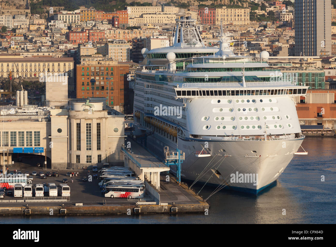 Buque de crucero 'Voyager of the seas' atracó en Nápoles el terminal. La  ciudad de Nápoles que forman el telón de fondo. Italia Fotografía de stock  - Alamy