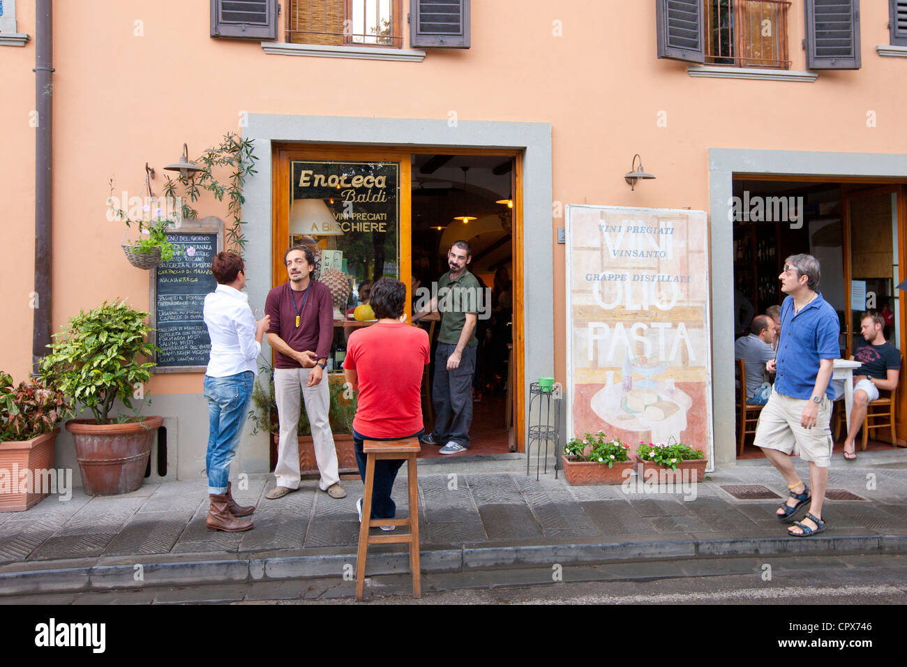 Los comensales del Restaurante Enoteca Baldi en Piazza Bucciarelli, Panzano en Chianti, Toscana, Italia Foto de stock