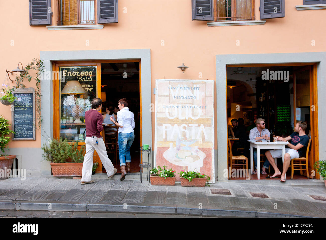 Los comensales del Restaurante Enoteca Baldi en Piazza Bucciarelli, Panzano en Chianti, Toscana, Italia Foto de stock