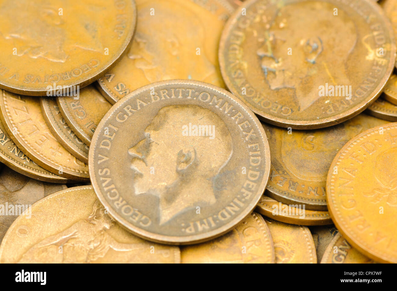 Antiguo Inglés Británico pre-cobre pennies decimal con cama King George V Foto de stock