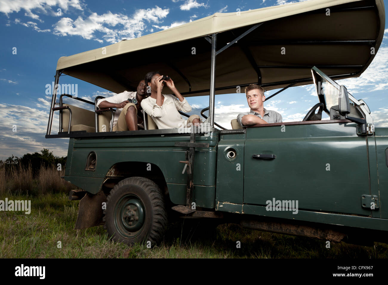 Una pareja africana sentados en un juego de visualización vehículo buscando animales Foto de stock