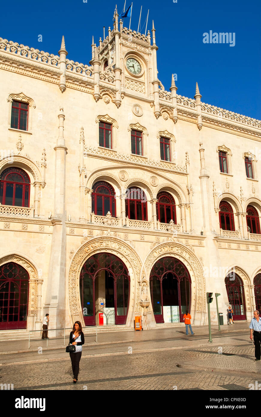 Portugal, Lisboa, la fachada de la estación de Rossio, construido en 1886 por el arquitecto José Luis Monteiro en Neo estilo manuelino Foto de stock