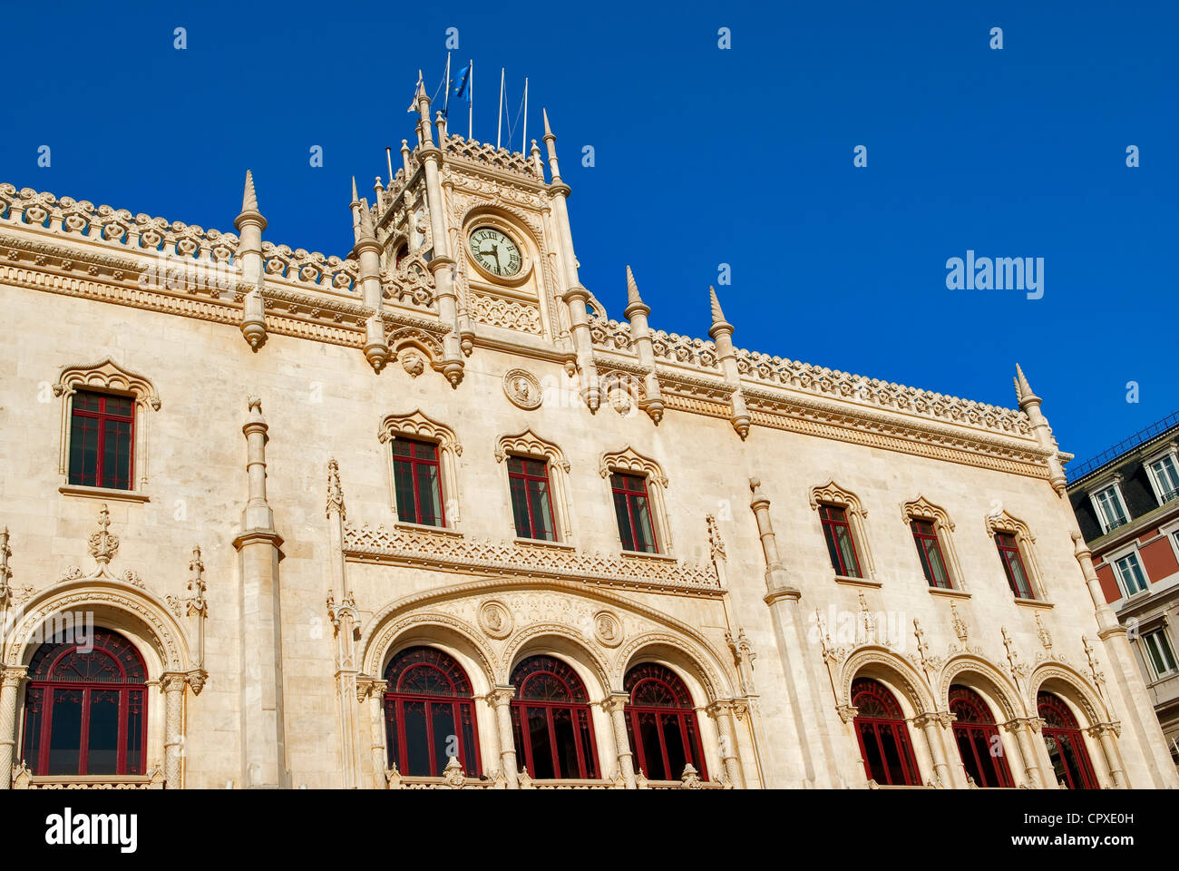 Portugal, Lisboa, la fachada de la estación de Rossio, construido en 1886 por el arquitecto José Luis Monteiro en Neo estilo manuelino Foto de stock