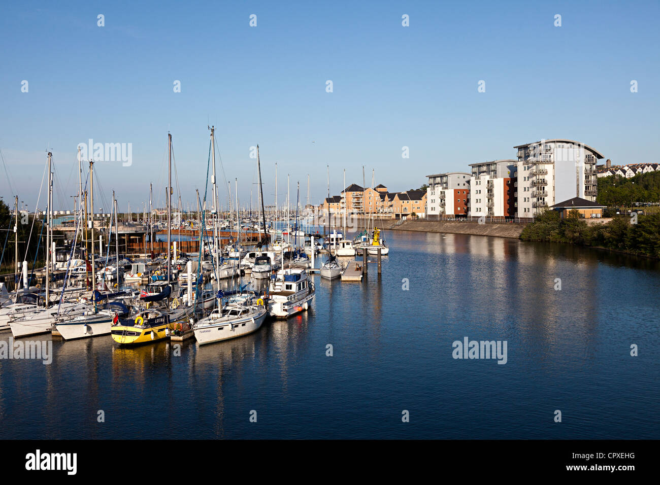 Barcos amarrados en la Bahía de Cardiff, Gales, Reino Unido Foto de stock