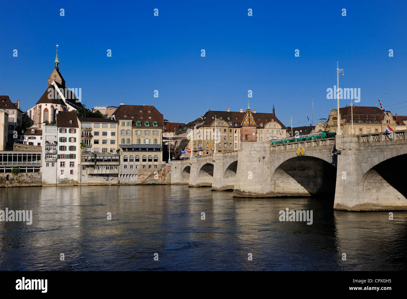 Suiza, en el cantón Basilea-Ciudad, Basilea, Mittlere Brücke sobre el río Rin. Foto de stock