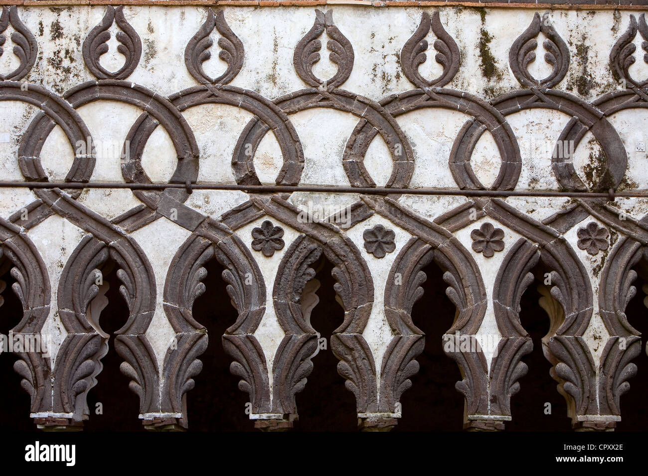 Italia, Campania, en la costa de Amalfi, catalogado como Patrimonio Mundial por la UNESCO, Ravello, Villa Rufolo, claustro Foto de stock