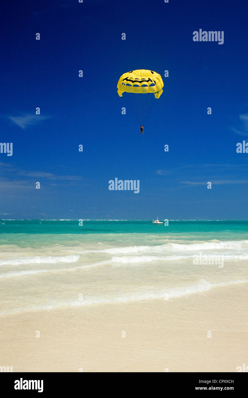 República Dominicana, provincia de La Altagracia, Punta Cana, parasailing Foto de stock