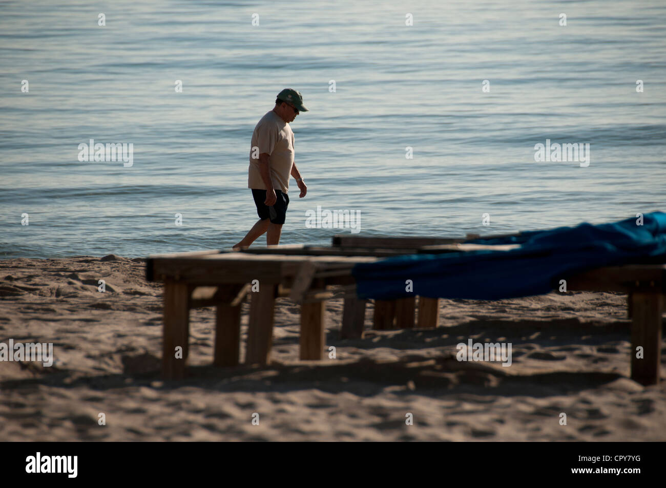 Hombre caminando por la playa. Foto de stock