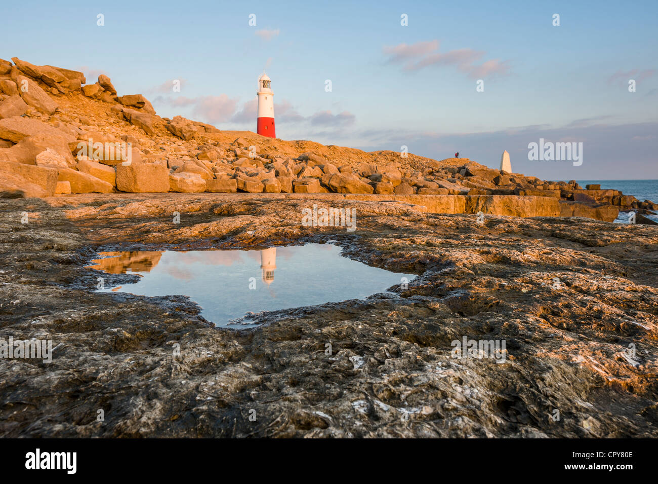 Reflejo de faro al atardecer Portland Portland Bill Dorset UK Foto de stock