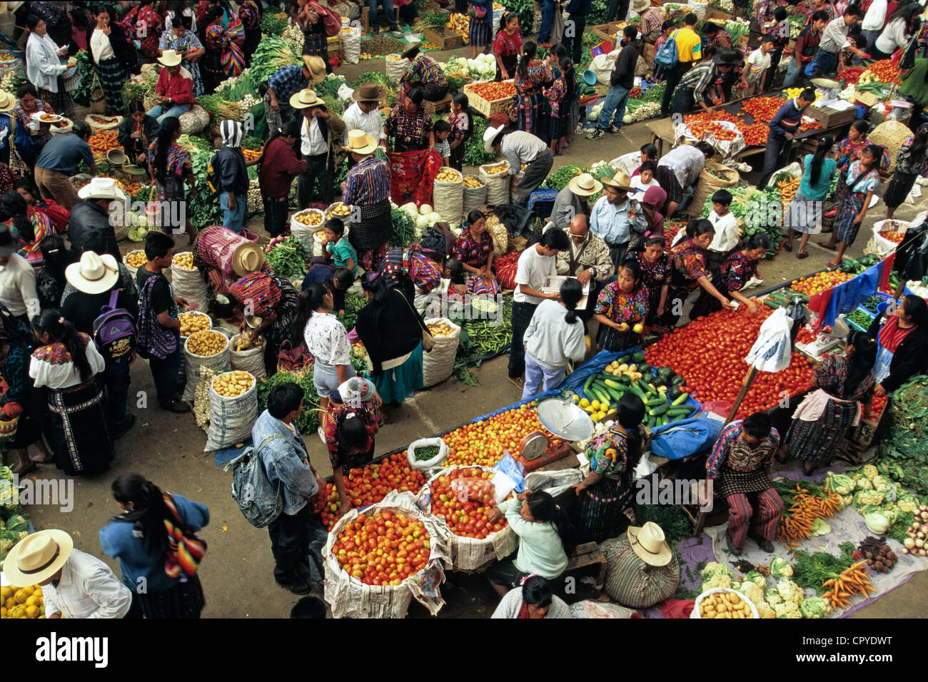 Guatemala Sacatepequez Departamento antigua en el mercado central de los amerindios descienden de montaña para vender sus frutas verduras Foto de stock