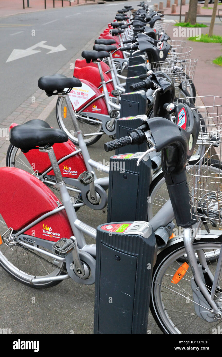 Bicicletas apiladas en una estación de alquiler automatizada en una calle de Toulouse, Francia Foto de stock