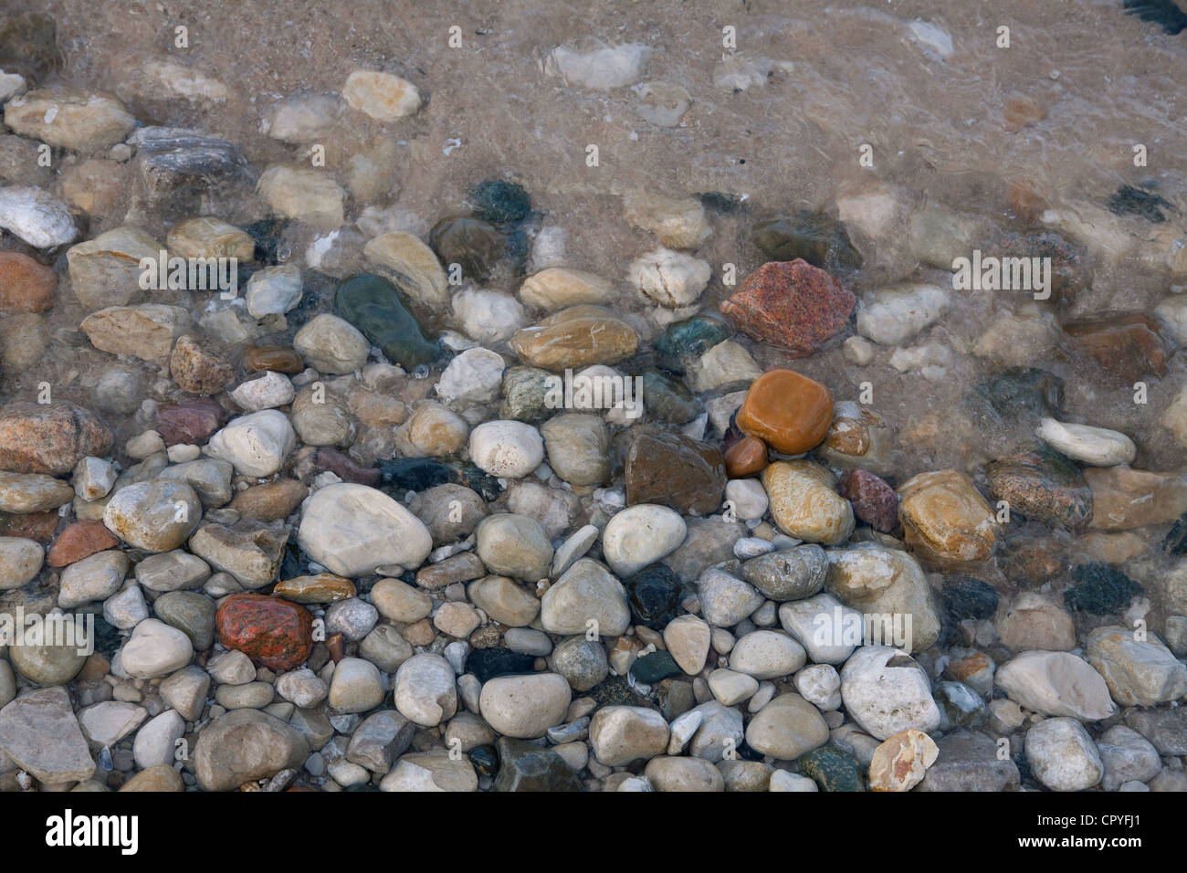 Varias piedras erosionadas, ágatas y guijarros en la orilla del Lago Hurón, Michigan, EE.UU. Foto de stock