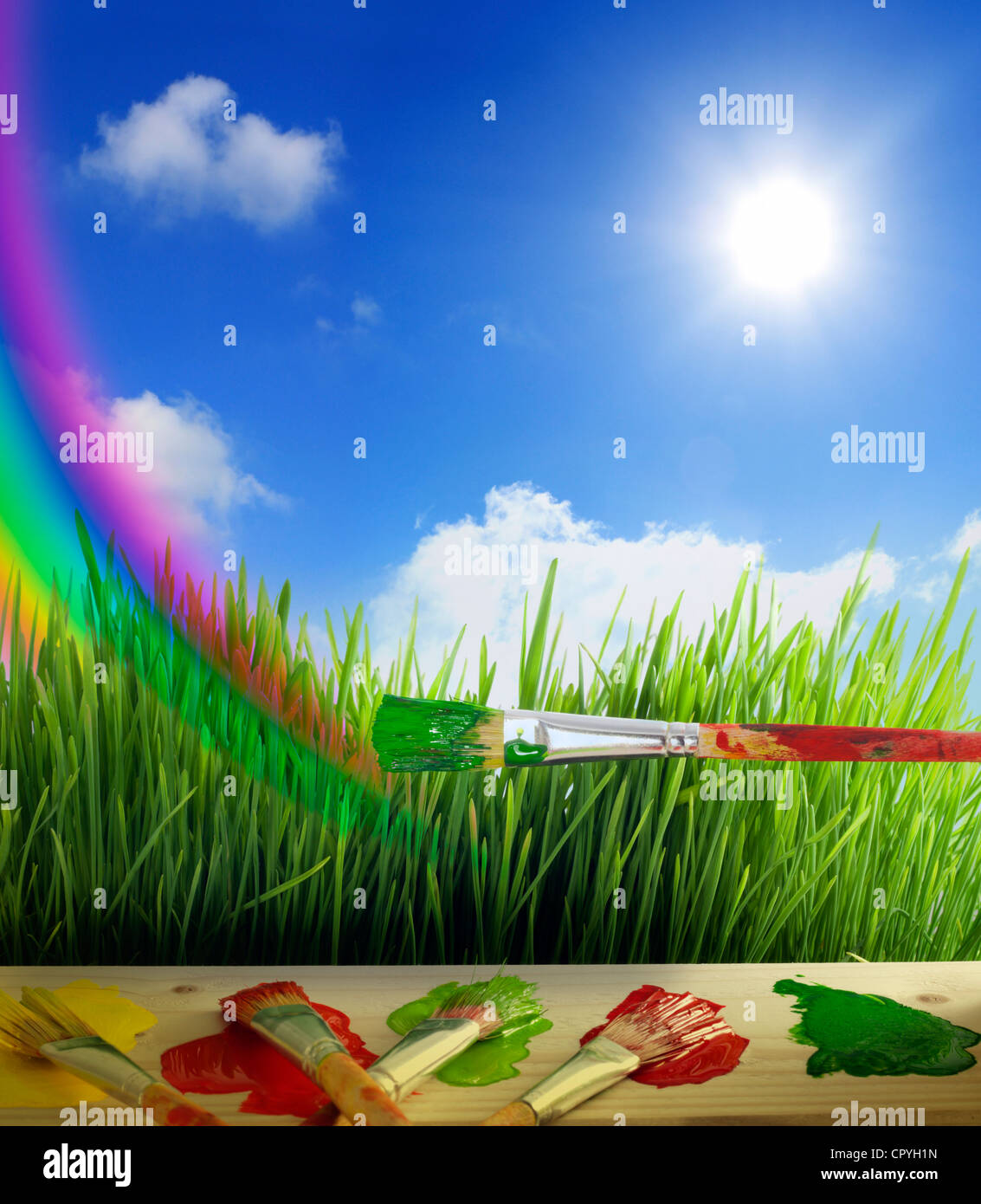 Los colores de la naturaleza con el pasto verde y brochas de pintura Foto de stock