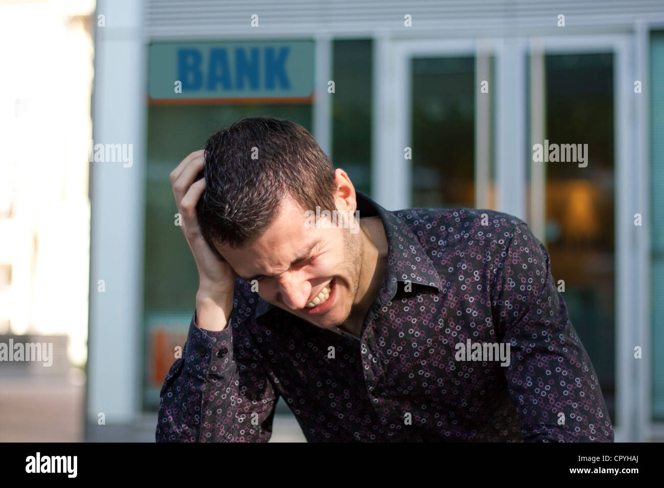 El hombre tiene problemas financieros con el banco en quiebra y quiebra Foto de stock