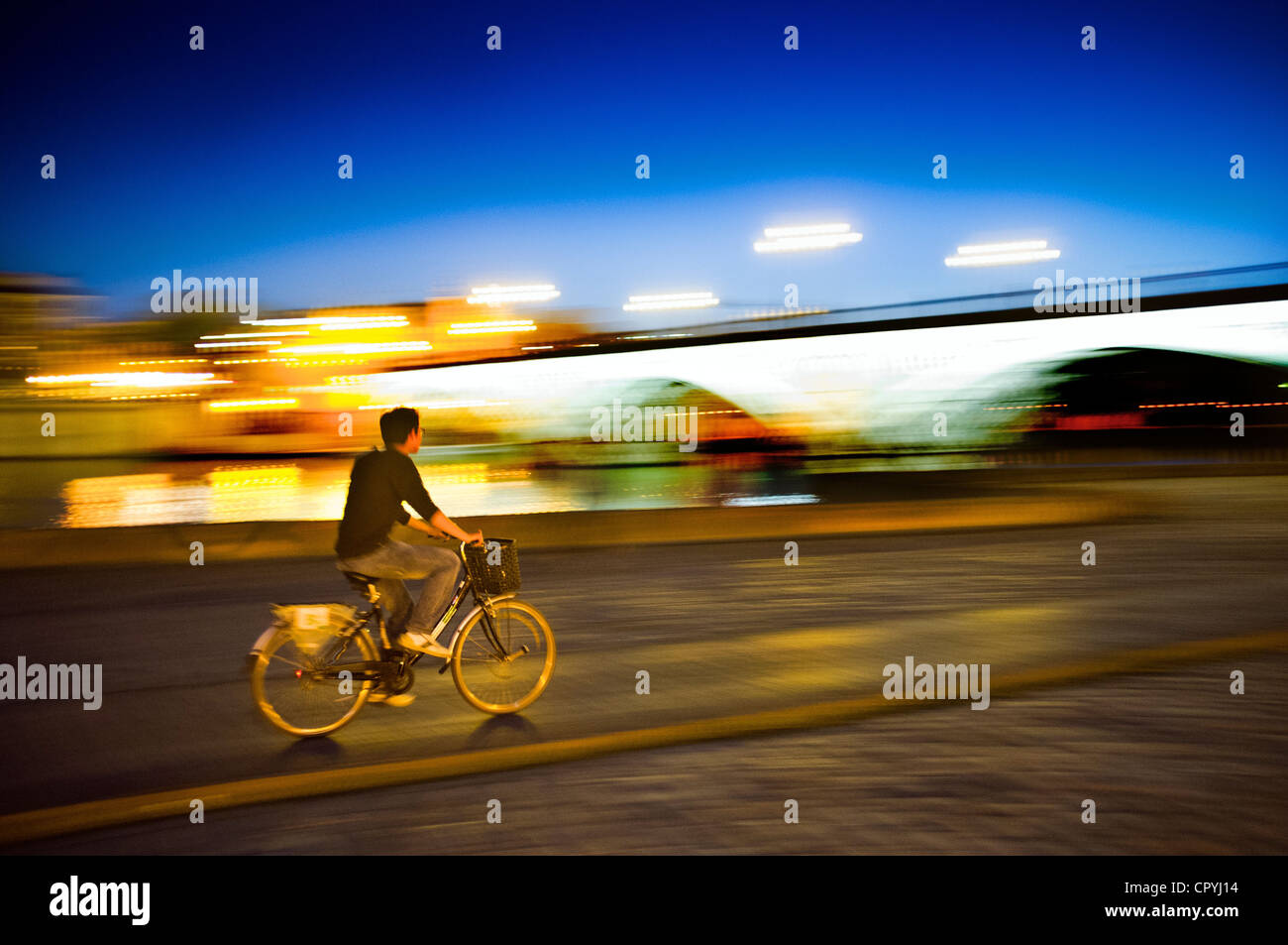 Fotografías panorámicas de un ciclista por puente de Tirana, Sevilla, España Foto de stock