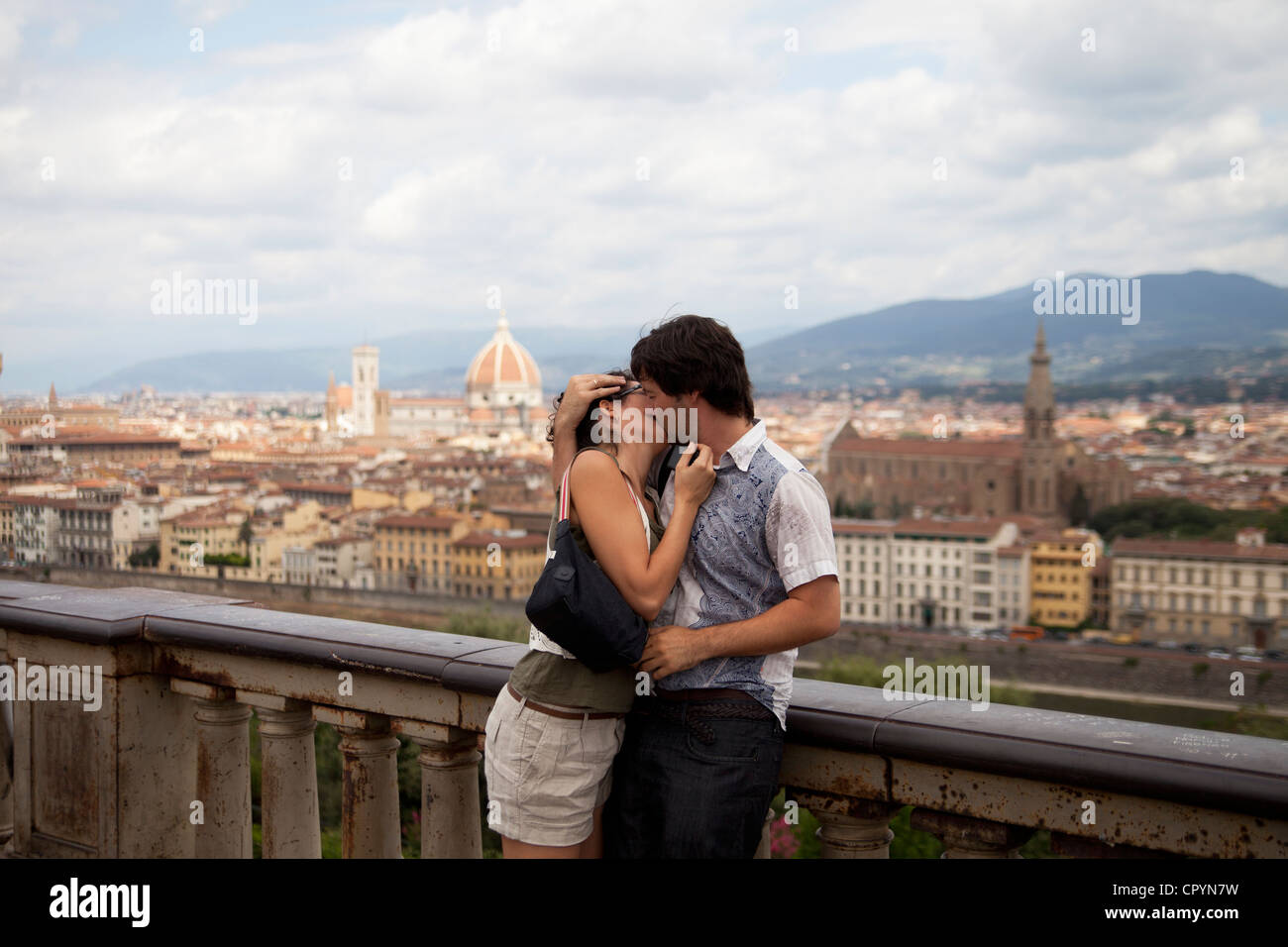 Pareja besándose con el telón de fondo de Florencia, Italia, Europa Foto de stock