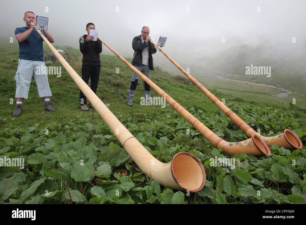 Sopladores de bocina en los Alpes franceses, Doran, Alta Saboya, Francia, Europa Foto de stock