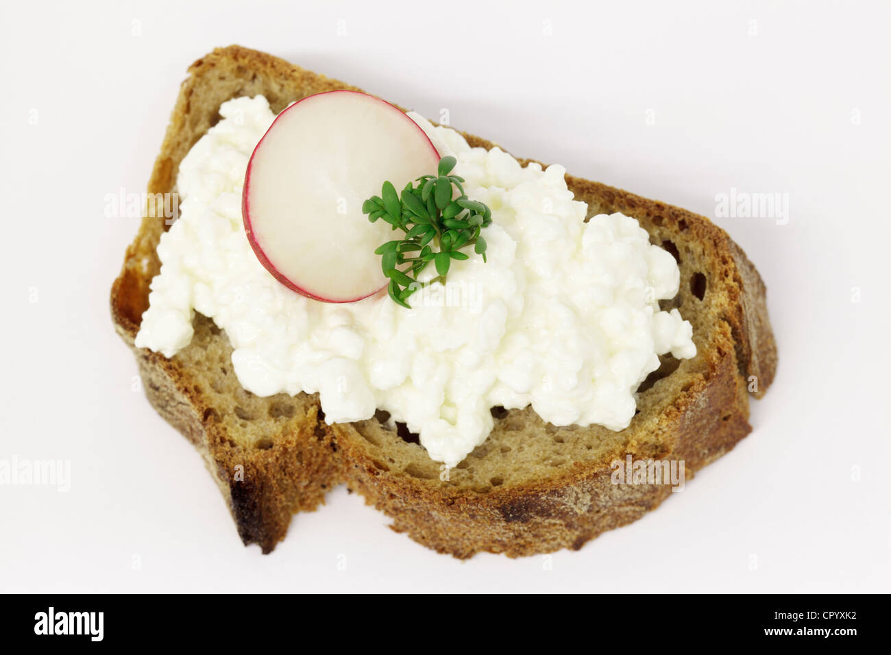 Pan crujiente con el queso crema, el Rábano y el berro de jardín Foto de stock