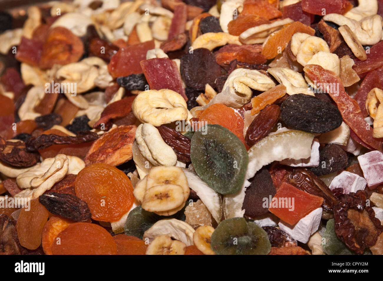 Los frutos secos, kiwi, albaricoque, plátano, papaya, fechas, jengibre, ciruelas, manzanas Foto de stock