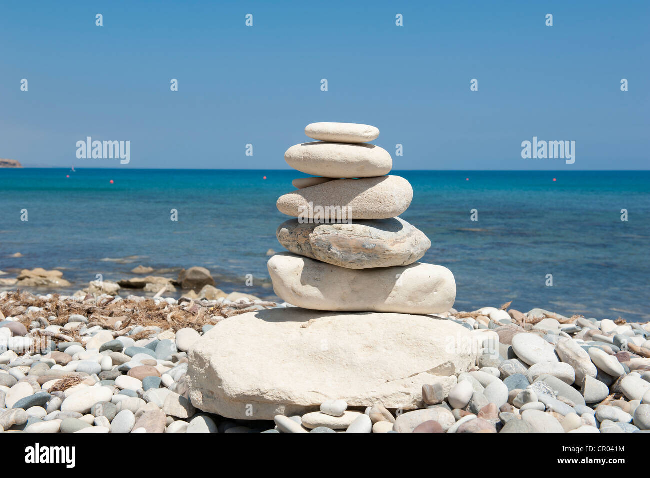 Mojón de piedras apiladas en la playa, playa de gravilla, Pissouri Beach, Cape Aspro, Mediterráneo Oriental, Chipre, Europa Foto de stock